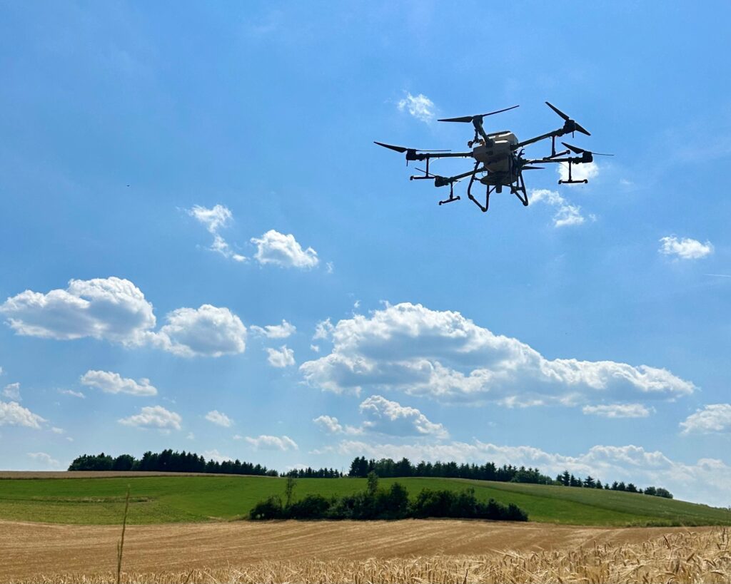 Agrardrohne fliegt über einem Feld zur Zwischenfrucht-Aussaat