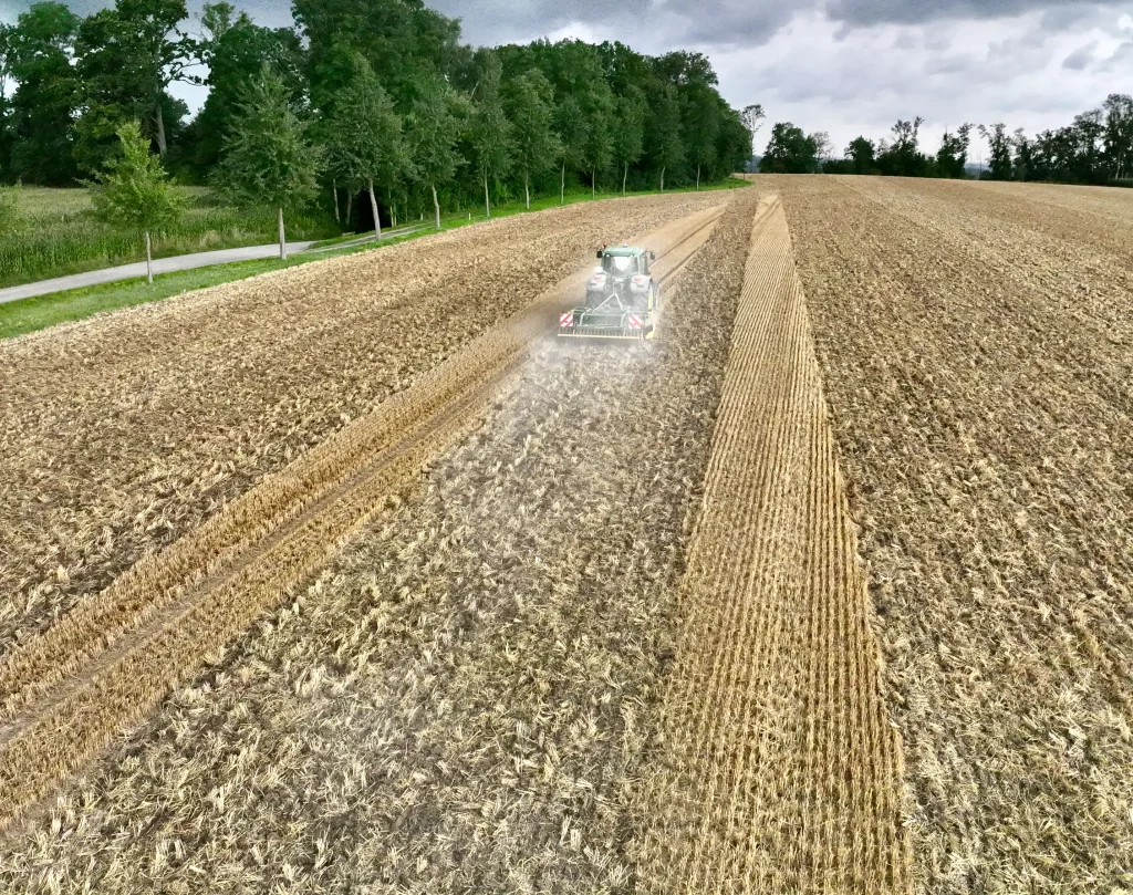 Traktor fährt über ein Feld auf dem Land