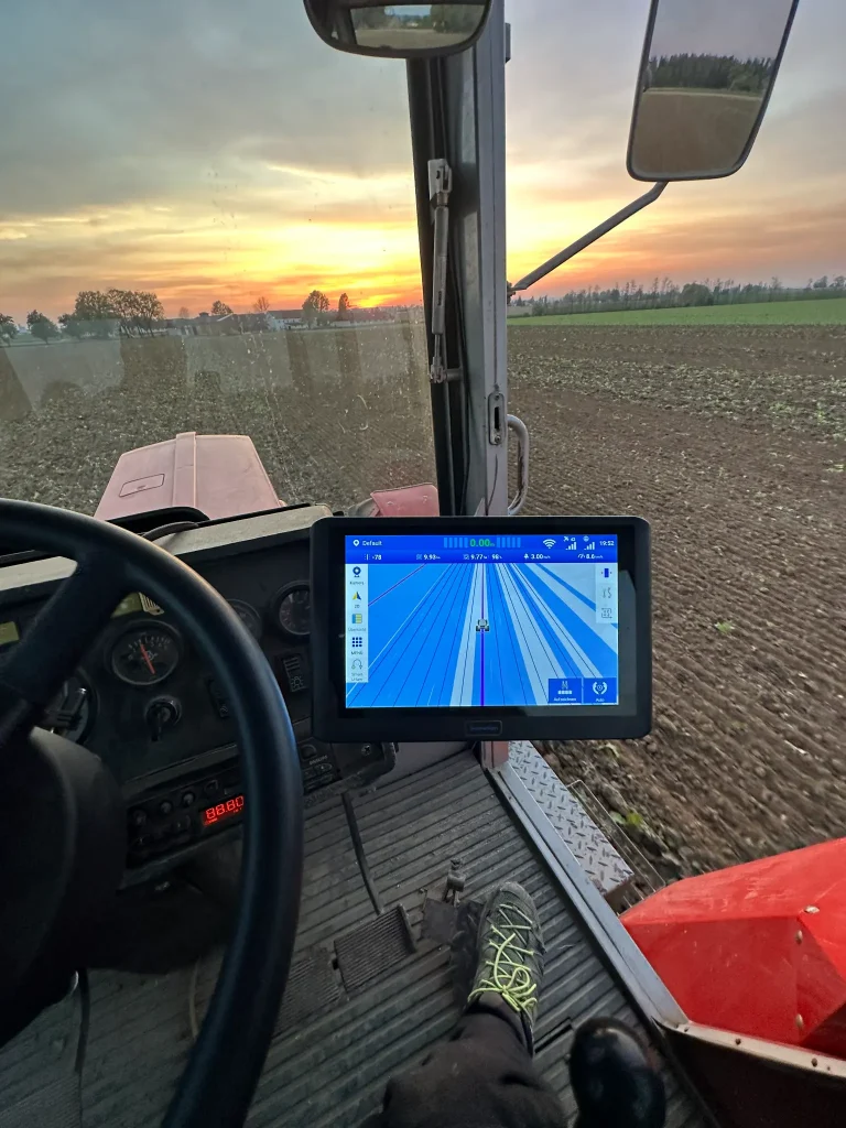 Landwirt fährt mit Lenksystem über sein Feld