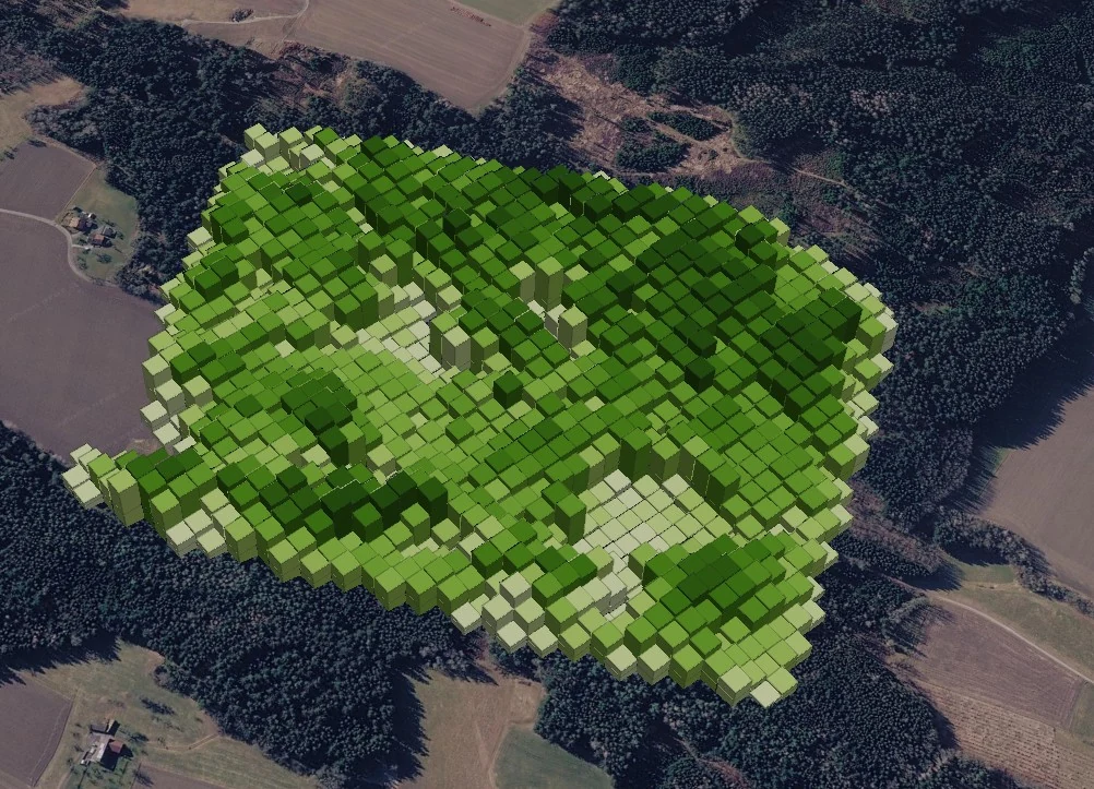 Die Holzvorratskarte in Google Earth: jede 20-Meter-Zelle steht als farbiger Block auf dem Luftbild der Waldflaeche, umgeben von Feldern, Nachbarwald und Hoefen.